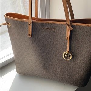 Micheal kors tote with wristlet
